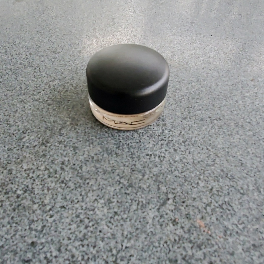 Laying Low Pro Longwear Paint Pot